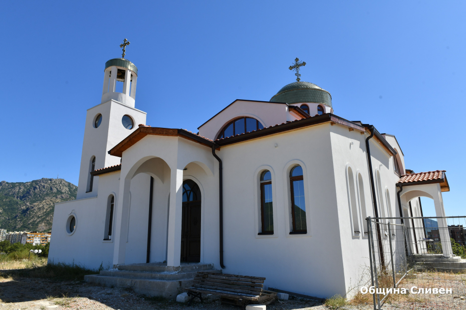 
Община Сливен започва дейности по облагородяване на пространството около новостроящата се църква „Света Петка“ до Парк „Юнак“.  Началото бе дадено днес...